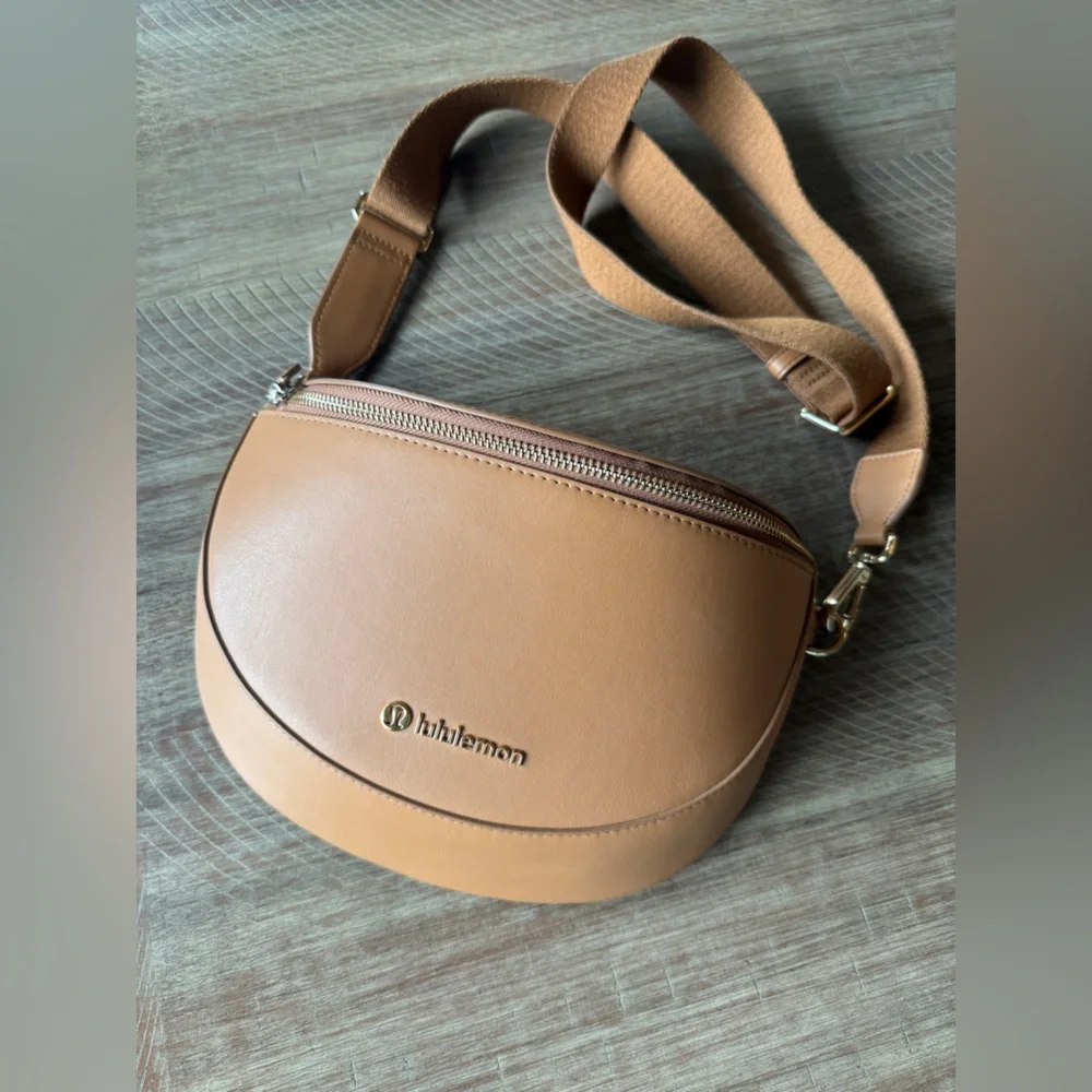 Lululemon Leather Alternative Saddle crossbody Bag 2L - Picture 3 of 11